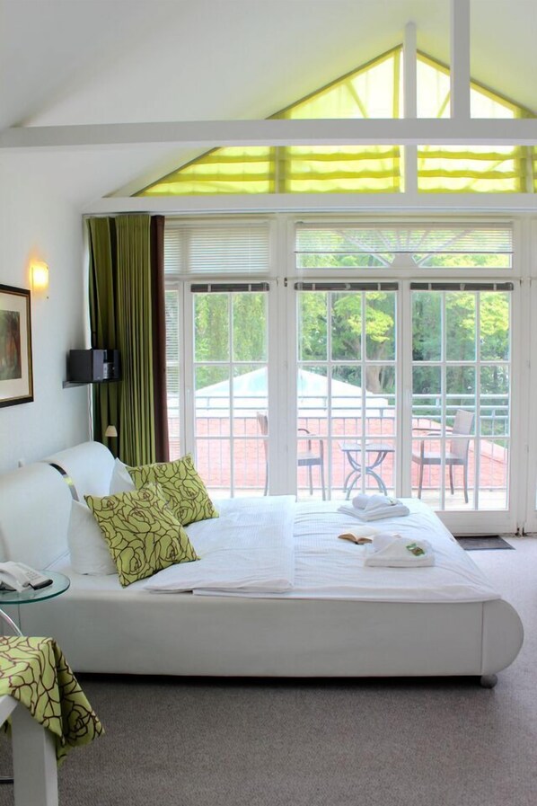 Comfort Double Room (Baltic Sea Side; some with Balcony) | Minibar, in-room safe, free cots/infant beds, rollaway beds