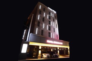 Fachada del alojamiento - Noche