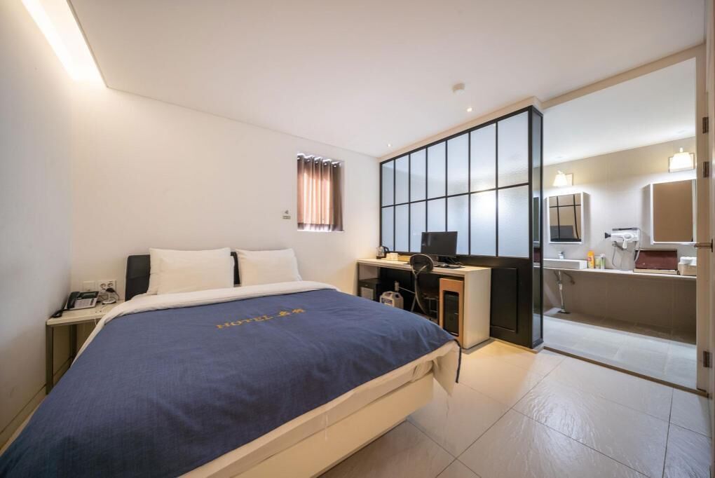 Escritorio, cortinas opacas, sistema de insonorización y wifi gratis