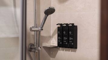 Shower, rainfall showerhead, free toiletries, hair dryer
