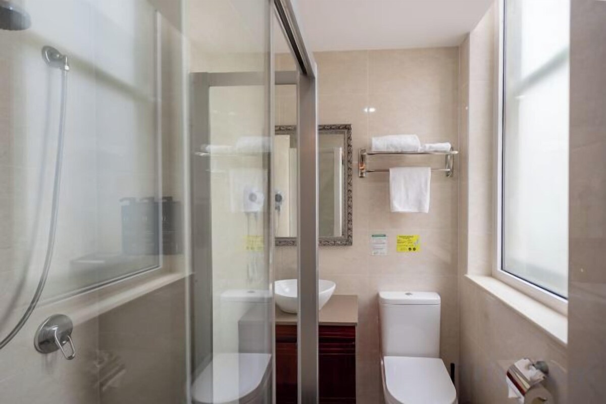 Badezimmer | Dusche, Regendusche, kostenlose Toilettenartikel, Haartrockner