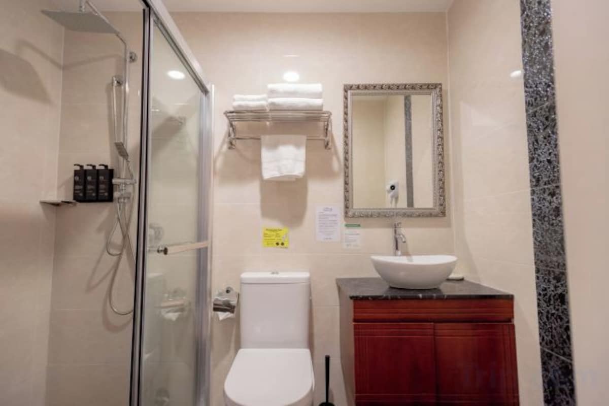 Badezimmer | Dusche, Regendusche, kostenlose Toilettenartikel, Haartrockner