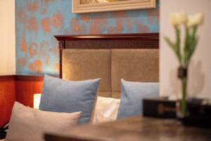 Familjerum (1 Queen and 1 Single Bed) | Bäddmadrasser, minibar och värdeförvaringsskåp på rummet