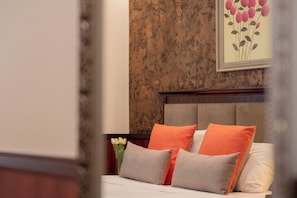 Standard Room, 1 Queen Bed | Pillowtop beds, minibar, in-room safe, blackout drapes - YEHS Hotel Sydney CBD (Sydney)