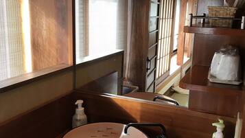 Chambre traditionnelle (Superior, House-Annex) | Salle de bain | Articles de toilette (gratuits), séchoir à cheveux, pantoufles