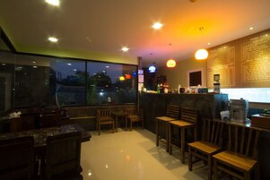 Se sirven desayunos, almuerzos y cenas; cocina internacional