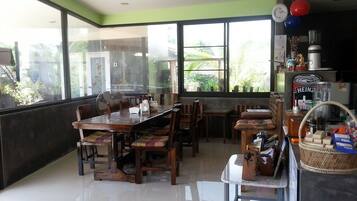 Café da manhã, almoço e jantar