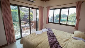 Habitación doble estándar | Minibar, caja de seguridad en la habitación y decoración personalizada