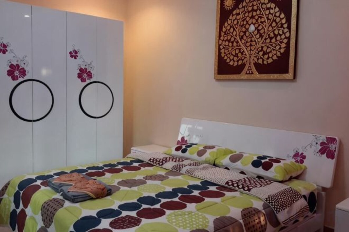 Minibar, caja fuerte, escritorio y cortinas opacas