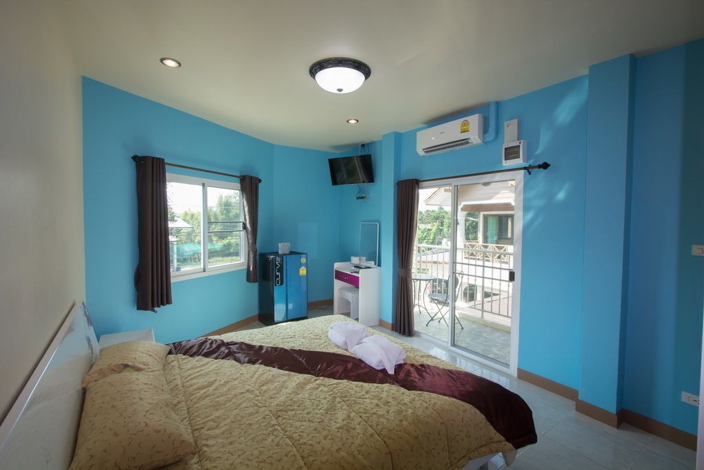 xx | Minibar, in-room safe, individually decorated, individually furnished