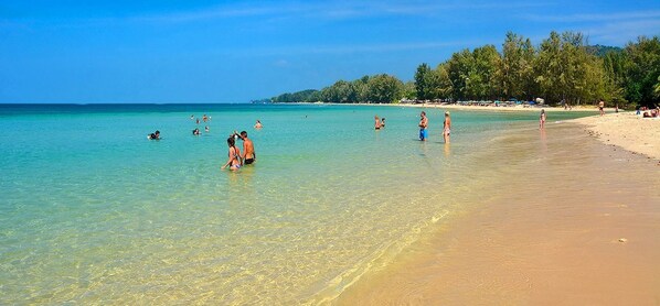 Pantai di sekitar, pasir putih, dan handuk pantai
