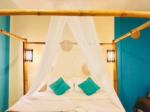 Quarto casal superior, 1 cama King, vista para o jardim, no jardim | Frigobar, cofres nos quartos, escrivaninha, berços grátis