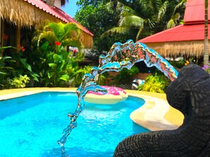 Piscina externa, funciona das 8h30 às 21h, guarda-sóis, espreguiçadeiras