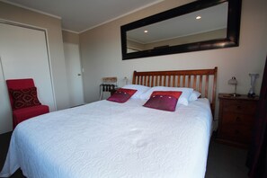 Double Room, Non Smoking, Ocean View | Premium bedding, desk, iron/ironing board, free WiFi - Pacific View Bed and Breakfast (Wellington)