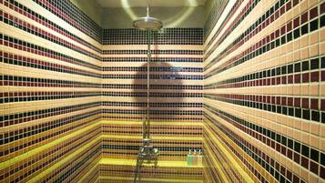 Deluxe kamer | Badkamer | Een douche, gratis toiletartikelen, handdoeken