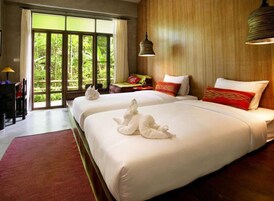 Deluxe Room | Minibar, desk, free cribs/infant beds, rollaway beds