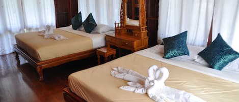 Íróasztal és összecsukható ágy/pótágy (felár ellenében)