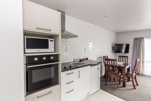 Family Unit | Private kitchen - Kaitaia Motor Lodge (Kaitaia)