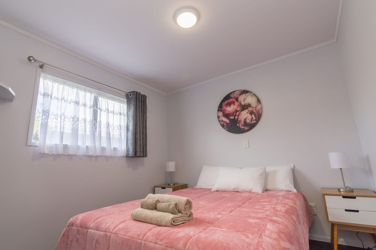 Two Bedroom Unit | 책상, 다리미/다리미판, 무료 WiFi, 침대 시트