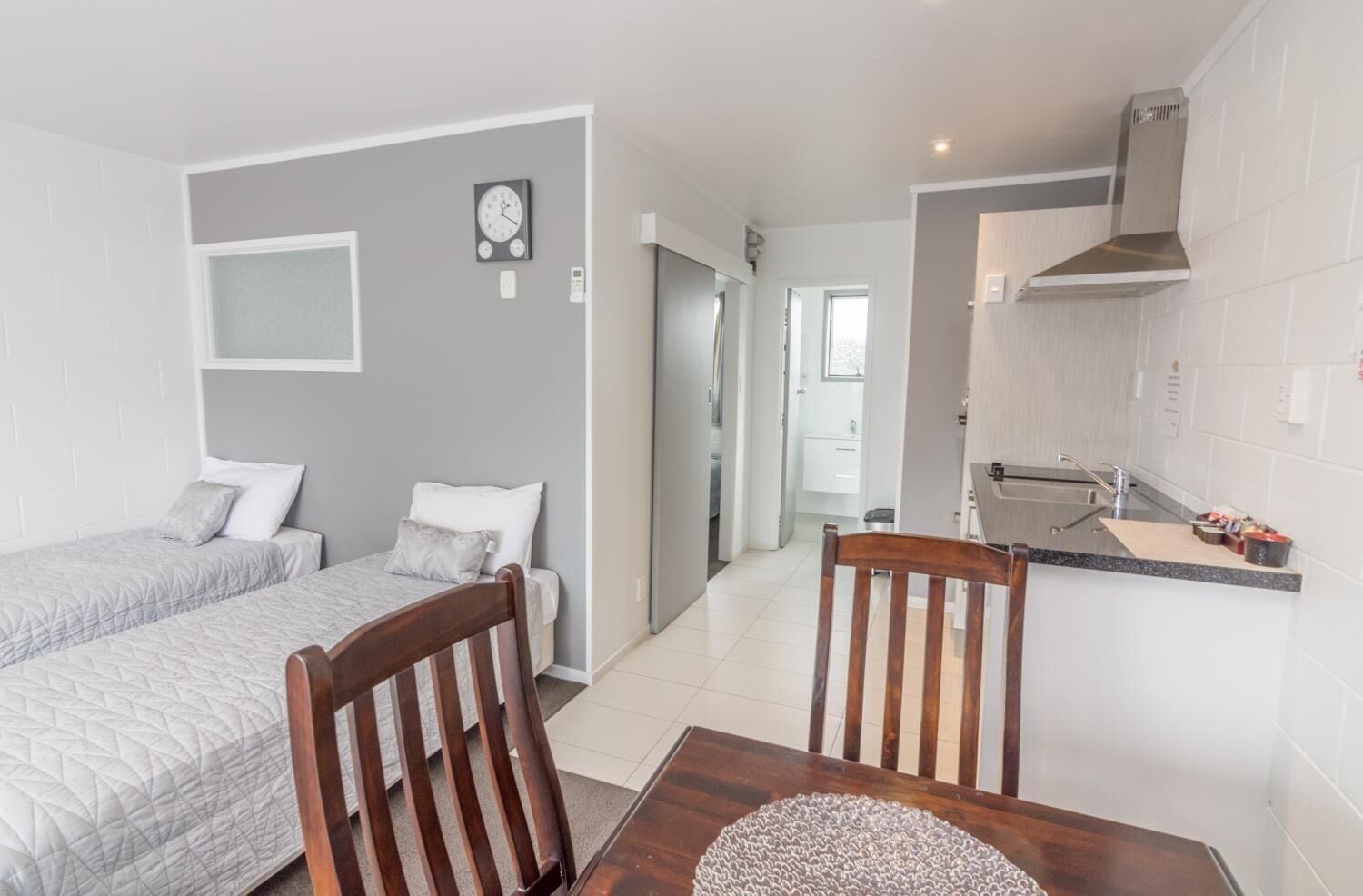 Skrivbord, strykjärn/strykbräda, gratis wi-fi och sängkläder