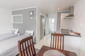 Desk, iron/ironing board, free WiFi, bed sheets - Kaitaia Motor Lodge (Kaitaia)