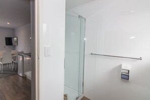 Family Unit | Bathroom shower - Kaitaia Motor Lodge (Kaitaia)