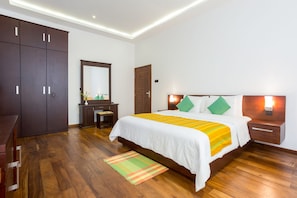 Deluxe Double Room, 1 King Bed, Hill View | Minibar, in-room safe, desk, soundproofing - Villa Cassandra (Nuwara Eliya)