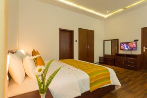 Deluxe tweepersoonskamer, 1 kingsize bed, uitzicht op heuvels | Een minibar, een kluis op de kamer, een bureau, geluiddichte muren