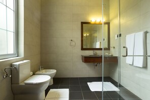 Deluxe-Doppelzimmer, 1 King-Bett, Hügelblick | Badezimmer