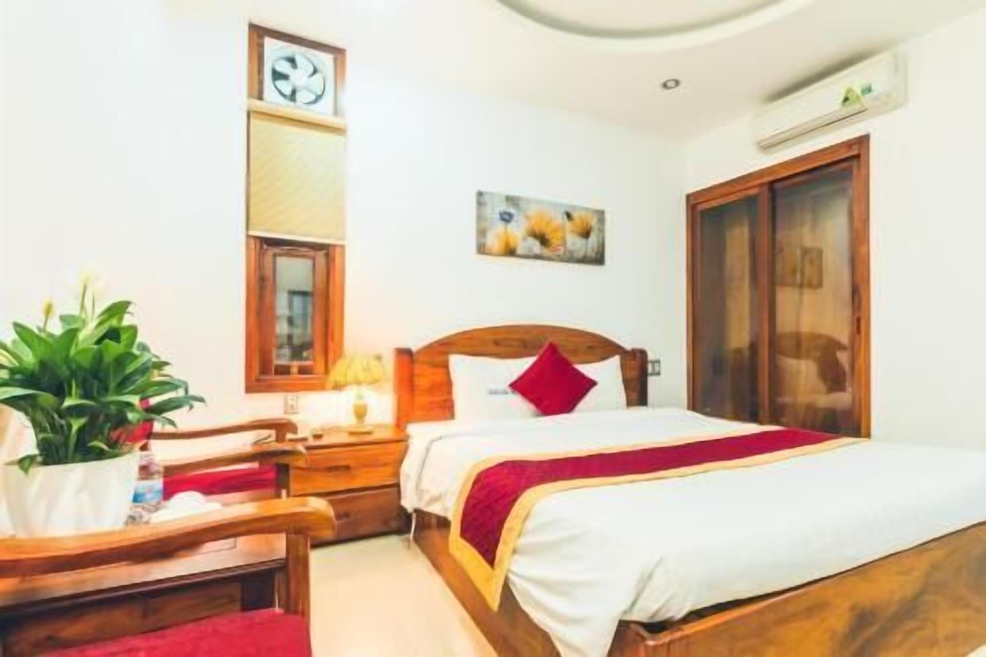 Minibar, in-room safe, desk, free WiFi