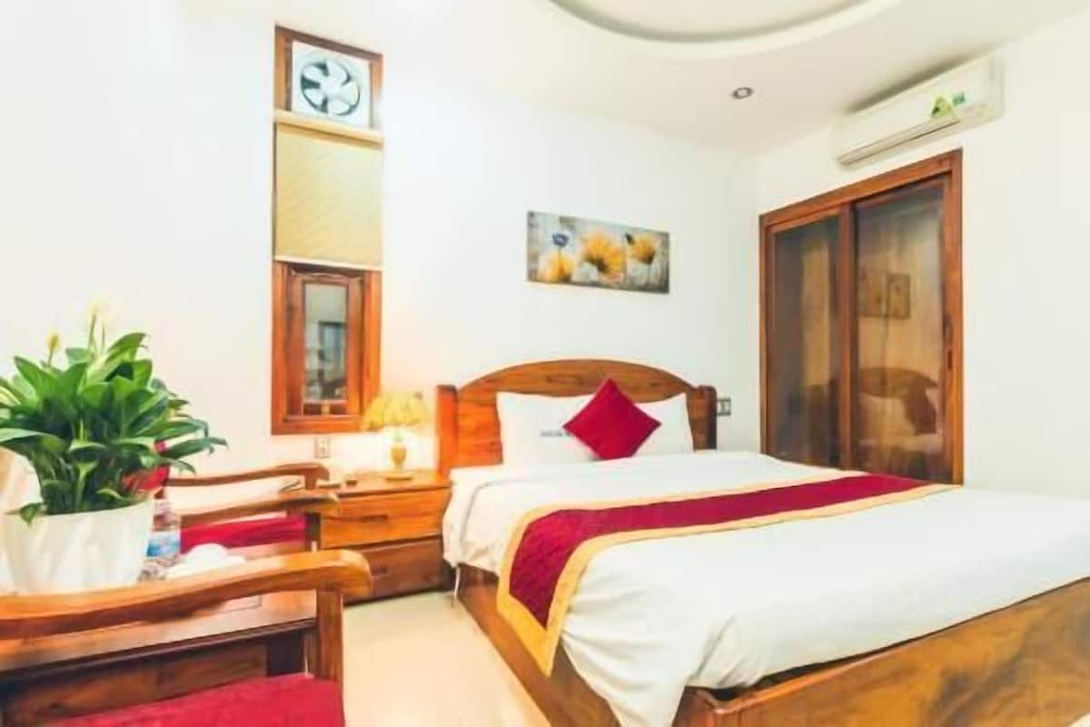 Minibar, in-room safe, desk, free WiFi