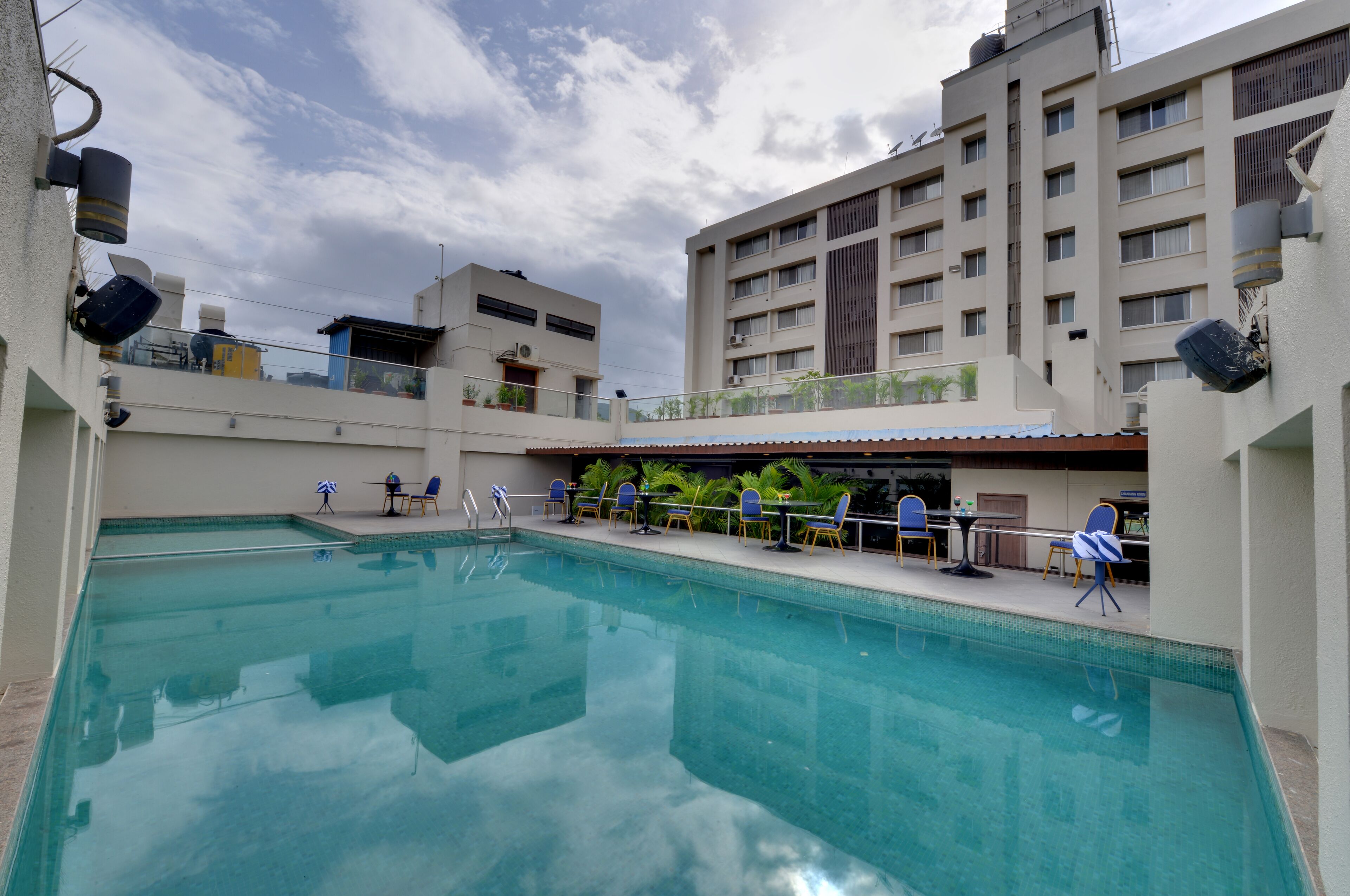 Una piscina al aire libre