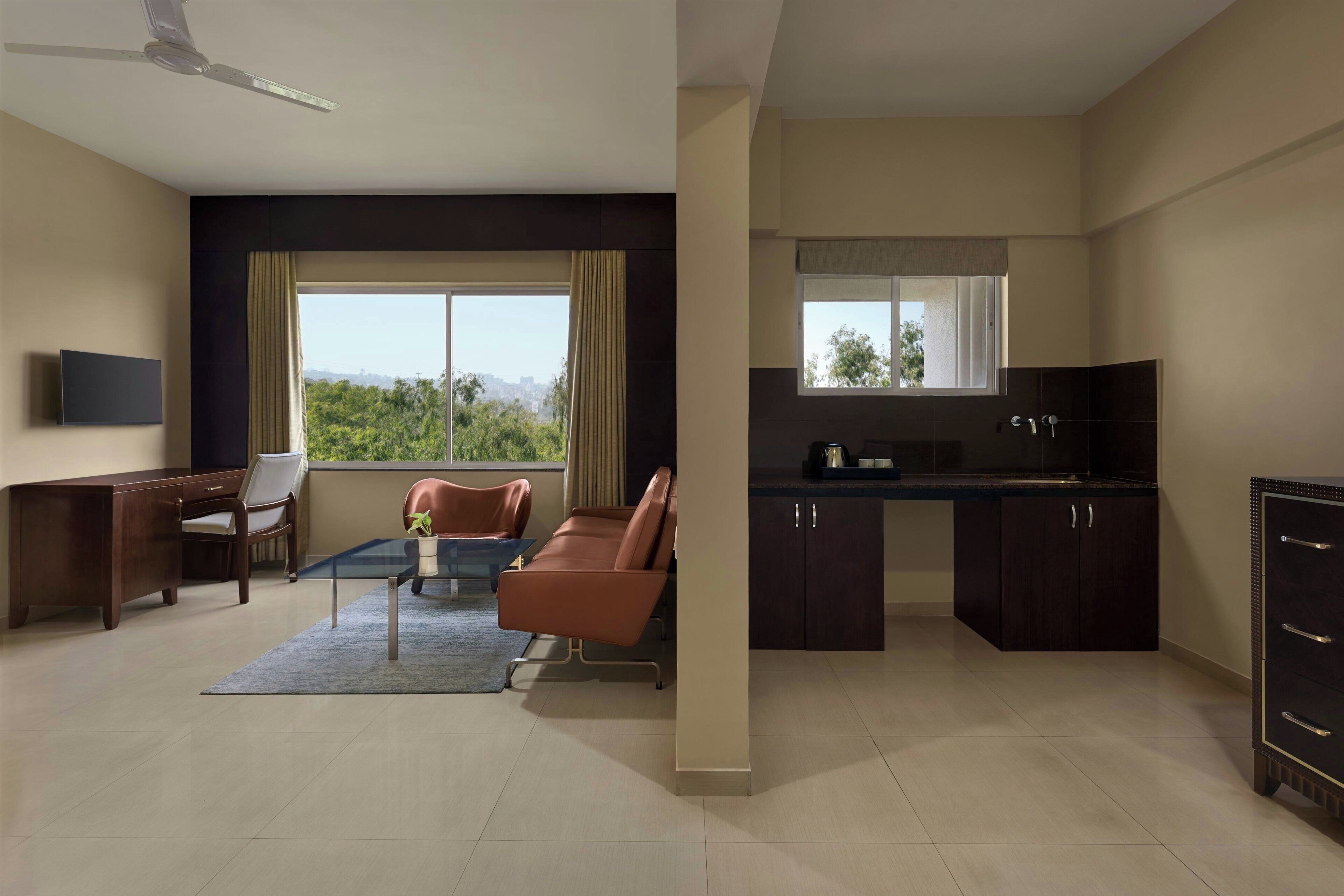 Suite, 1 très grand lit | Salle de séjour | Télévision LCD de 32 pouces avec chaînes par câble