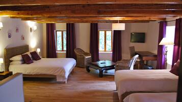 Familieværelse | Premium-sengetøj, skrivebord, mørklægningsgardiner, lydisolering