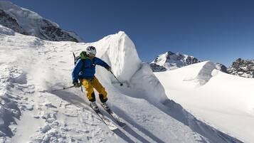 Una persona esquiando por una ladera nevada.