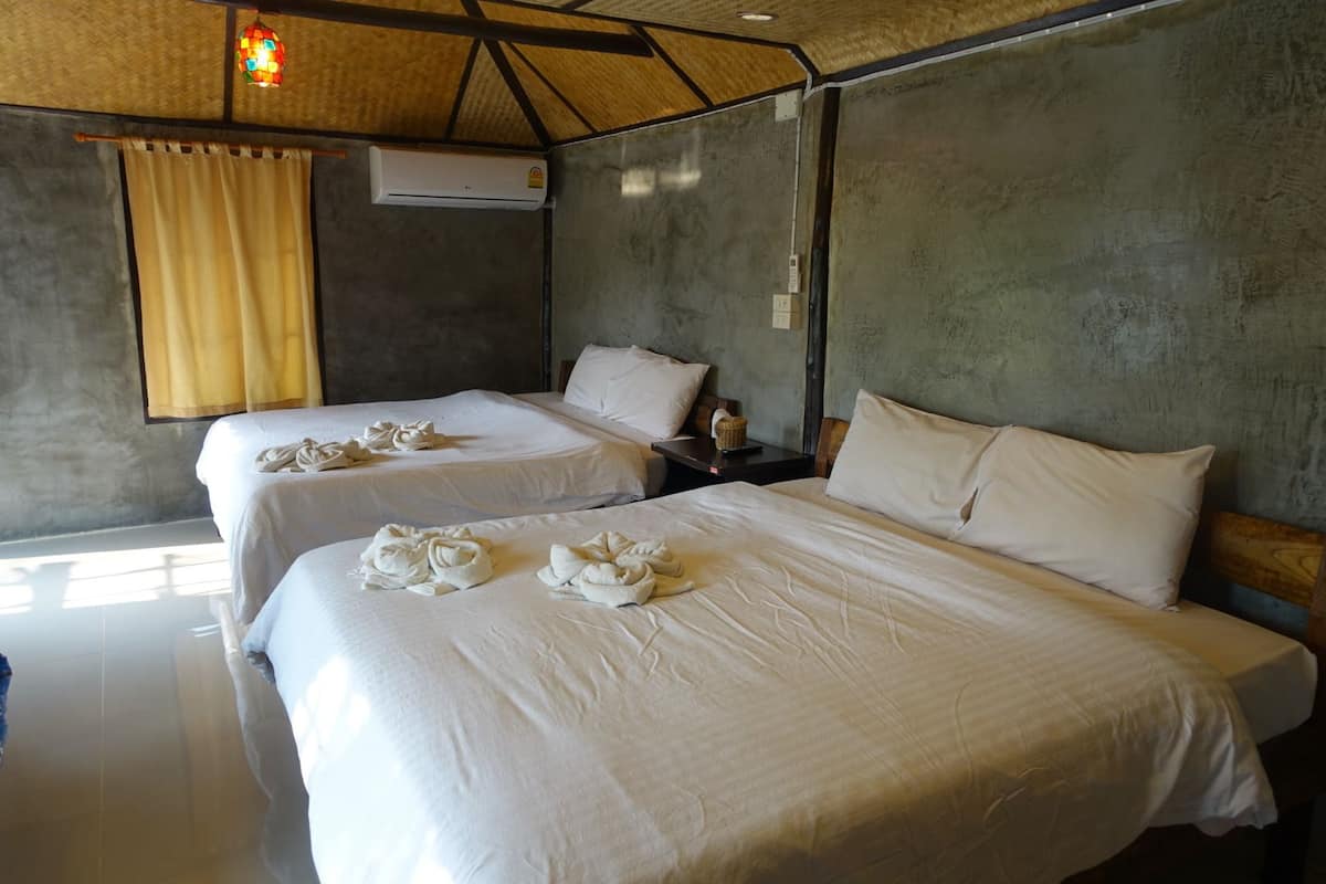 Family Room | Desk, rollaway beds, free WiFi