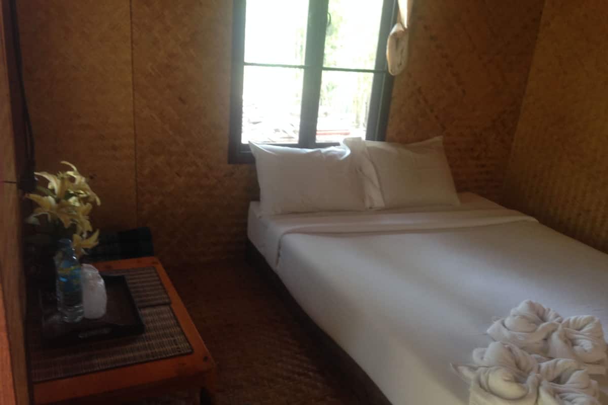 Cottage | Desk, rollaway beds, free WiFi
