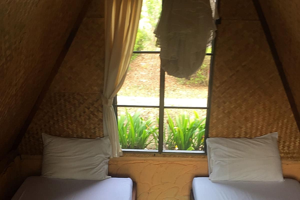 Dorm (Mixed), share bathroom | 욕실 | 샤워 시설, 무료 세면용품, 헤어드라이어, 타월