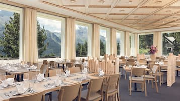 Aperto a colazione e pranzo, cucina regionale, con vista sul giardino