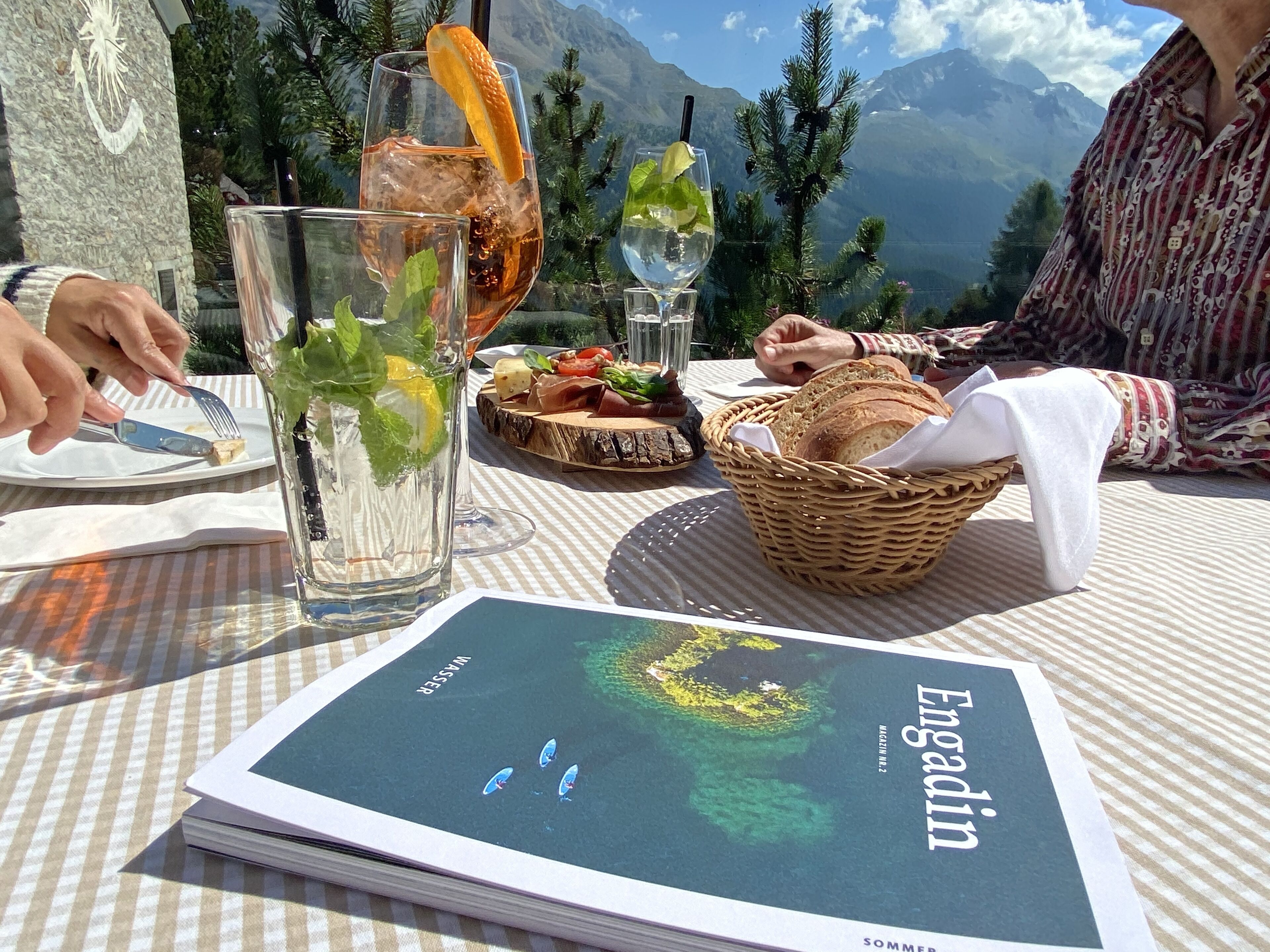 Se sirven desayunos y almuerzos; cocina regional; con vista al jardín