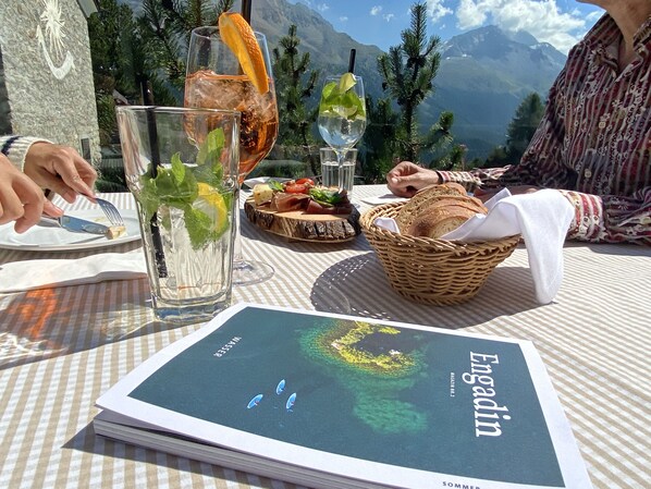 Petit déjeuner, déjeuner et dîner servis sur place, vue sur le jardin