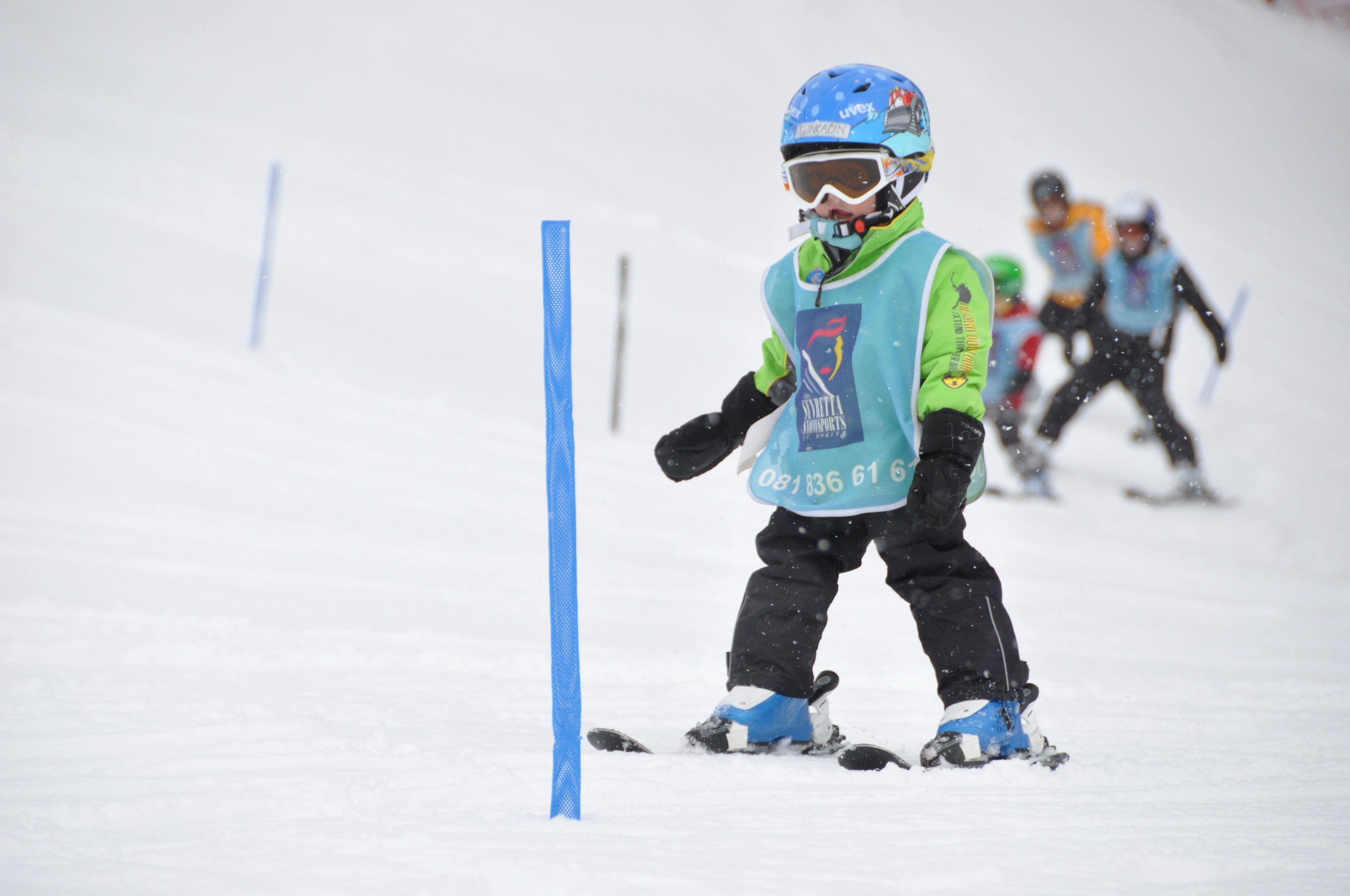 Un niño esquiando en una ladera nevada.