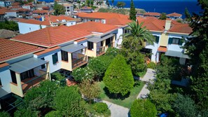 Zona residencial amb cases modernes, un camí central i vista al mar.