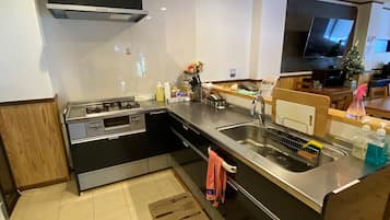 Kühlschrank, Mikrowelle, Espressomaschine, Kochgeschirr/Geschirr/Besteck