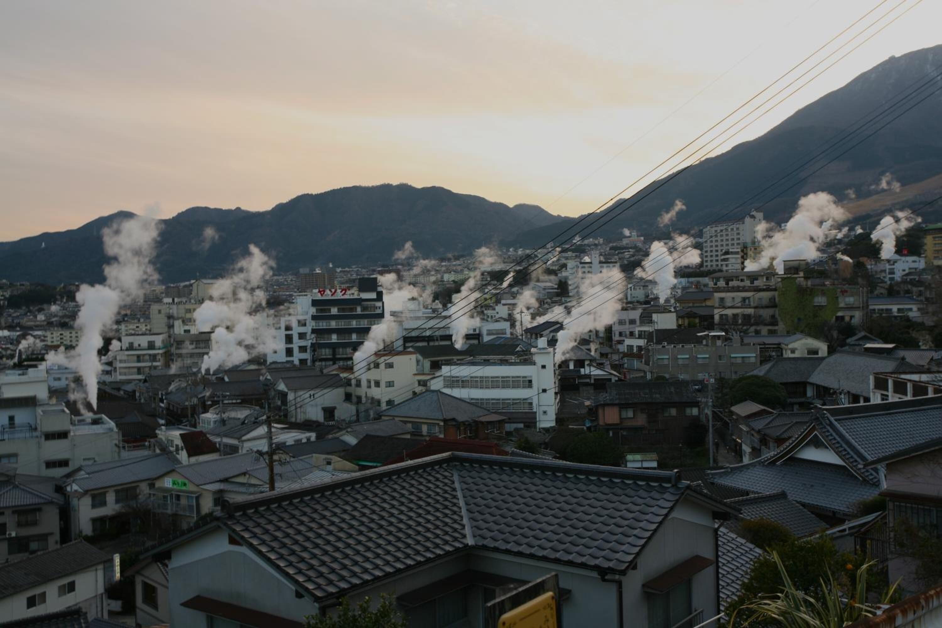 Een woongebied met traditionele Japanse architectuur, waaronder huizen met pannendaken en een mix van moderne en traditionele gebouwen.