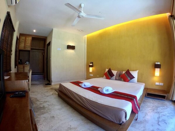 Escritorio, cortinas blackout y wifi gratis 