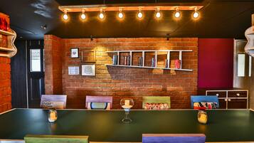 حيث تُقدم وجبات الإفطار، الغداء، العشاء، إطلالات على حمام السباحة