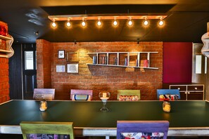 Serveert ontbijt, lunch, diner, uitzicht op de zwembaden