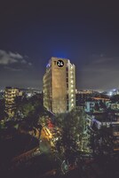 Konaklama yerinin ön cephesi - akşam/gece