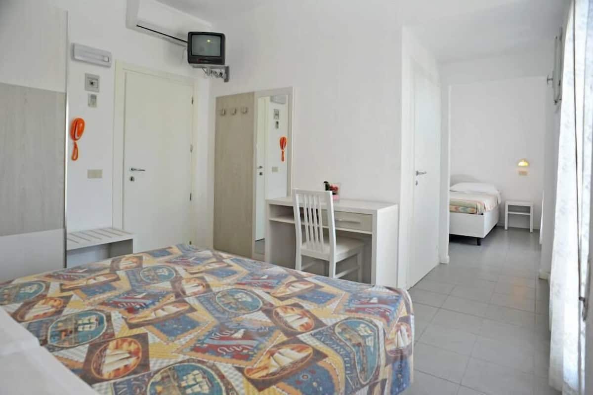 Quadruple Room | Soundproofing, cribs (surcharge), WiFi (free)